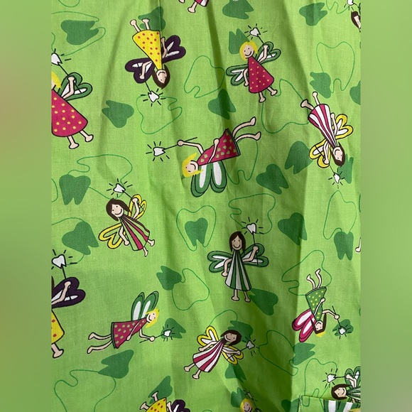 Mailbu doc Green and Red Short Sleeve scrub tooth fairy design - Picture 2 of 5